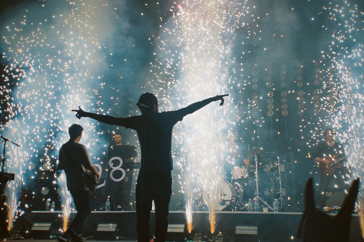 это выглядит так легендарно и так powerful
so proud of our boy