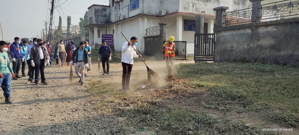 SMC_SIL's tweet photo. Cleanliness drive under Azadi ka Amrut Mahotsav and Swachh Survekshan. #Swachhtadivas @swachhbharat @SwachhBharatGov https://t.co/QP4DH4zTuJ