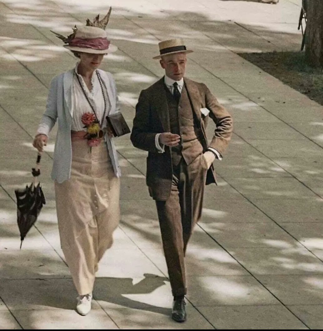 janeyellene's tweet photo. A couple on the streets of New York 1915.
This is an autochrome, meaning it is an original colour photograph. https://t.co/jAm9hyOQOP