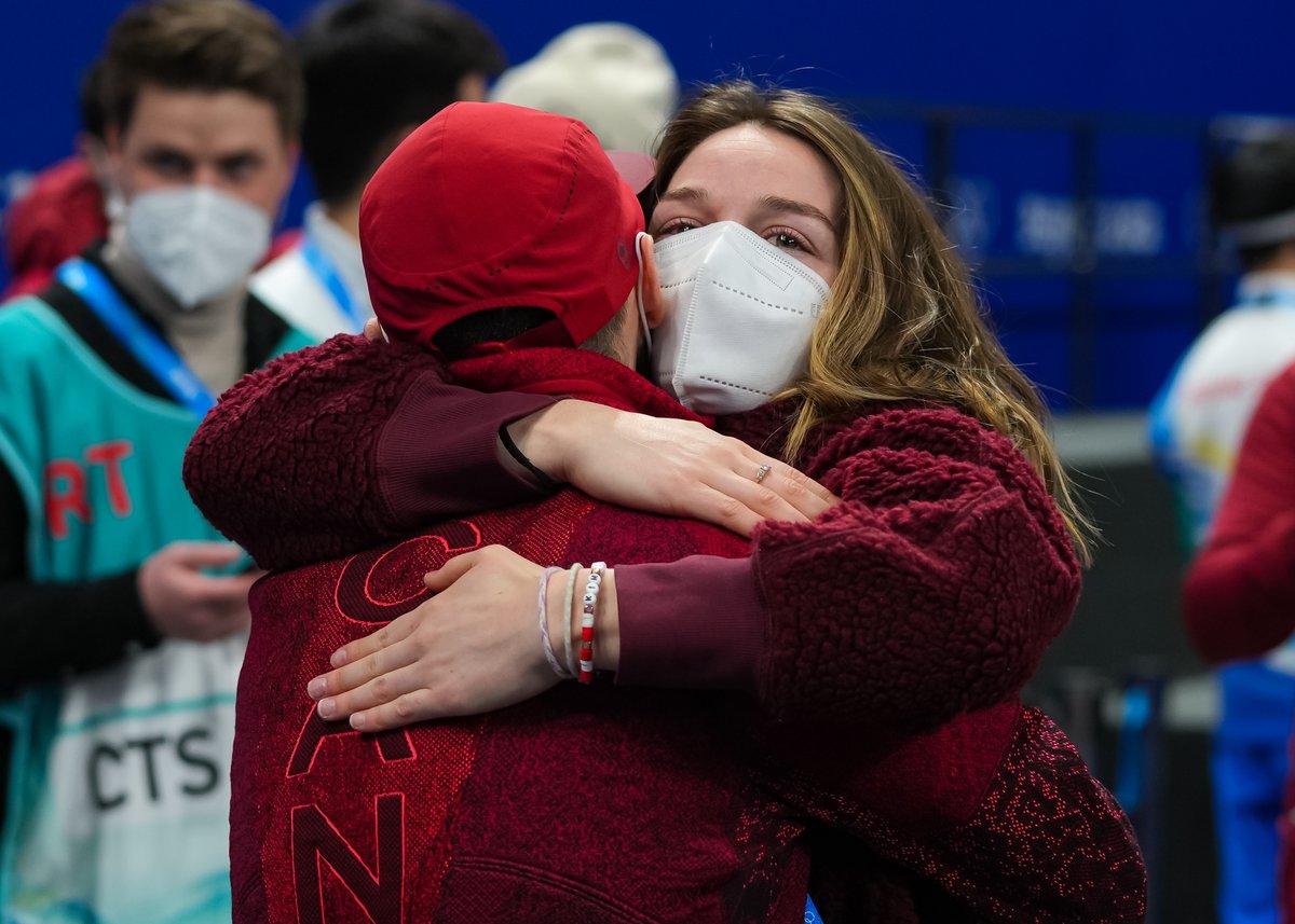 SSC_PVC's tweet photo. Celebrations, emotions and team support. 
What a team and congrats again @stevendubois !
----
Célébrations, émotions et le soutien de l'équipe. 
Quelle équipe et bravo encore Steven !

📸: @TeamCanada / @gregkolz 

@PatinVitesseQc 
@Equipe_Canada 
#Beijing2022 #Pekin2022 https://t.co/YVTn7QdML7