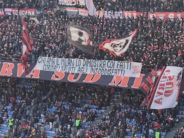AC_MilanFR's tweet photo. La Curva Sud: "Ceux qui aiment Milan le prouvent avec des faits. Salutations cordiales aux insatisfaits." 🥶 

[@AntoVitiello] https://t.co/Oc6QI8DGQ7
