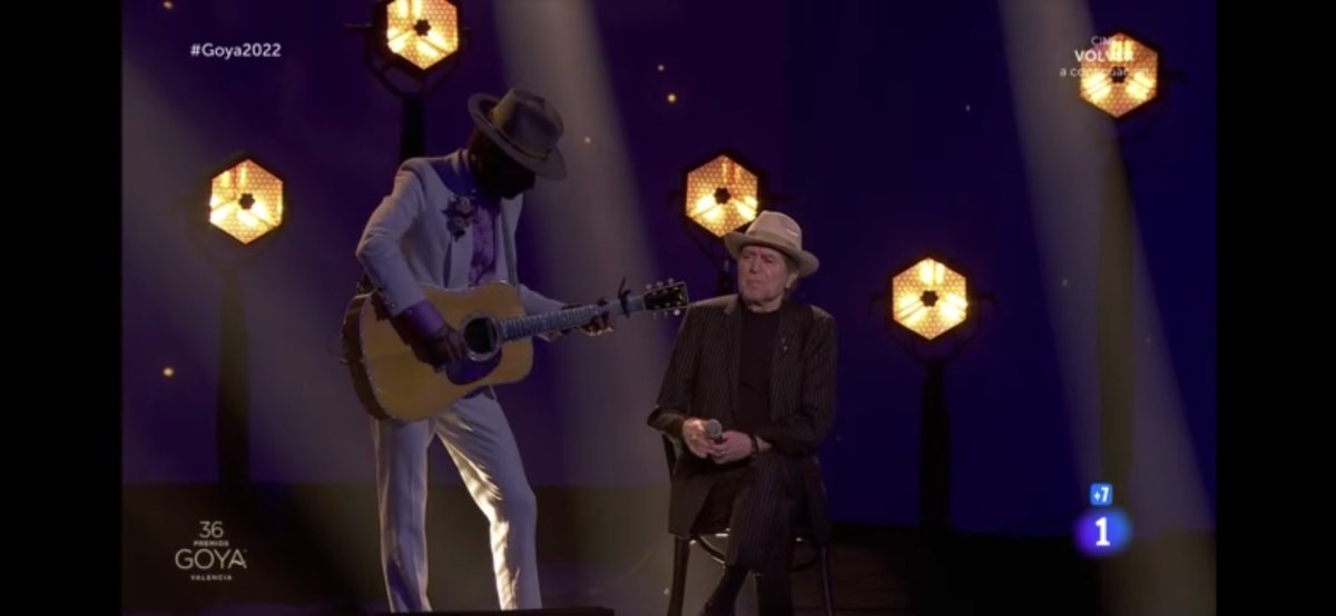 cdelamor_'s tweet photo. Poco se ha hablado de lo de Leiva anoche. Cediendo todo el protagonismo, en un segundo plano, siendo uno más homenajeando al maestro, acompañando. Sin él, Sabina no hubiese estado en los Goya ni de broma. #PremiosGoya2022 https://t.co/BIzh1IhH33