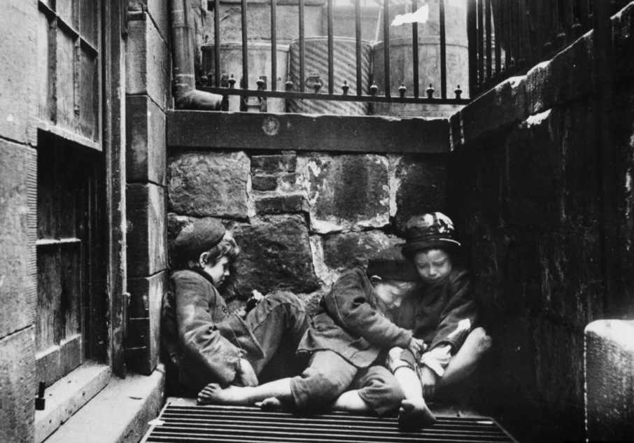 Hoy empezamos nueva temporada de #MisteriosDelEastEnd en <a href="/MultiversoBar/">Multiverso Bar</a> Nuevo grupo, nuevas reglas.