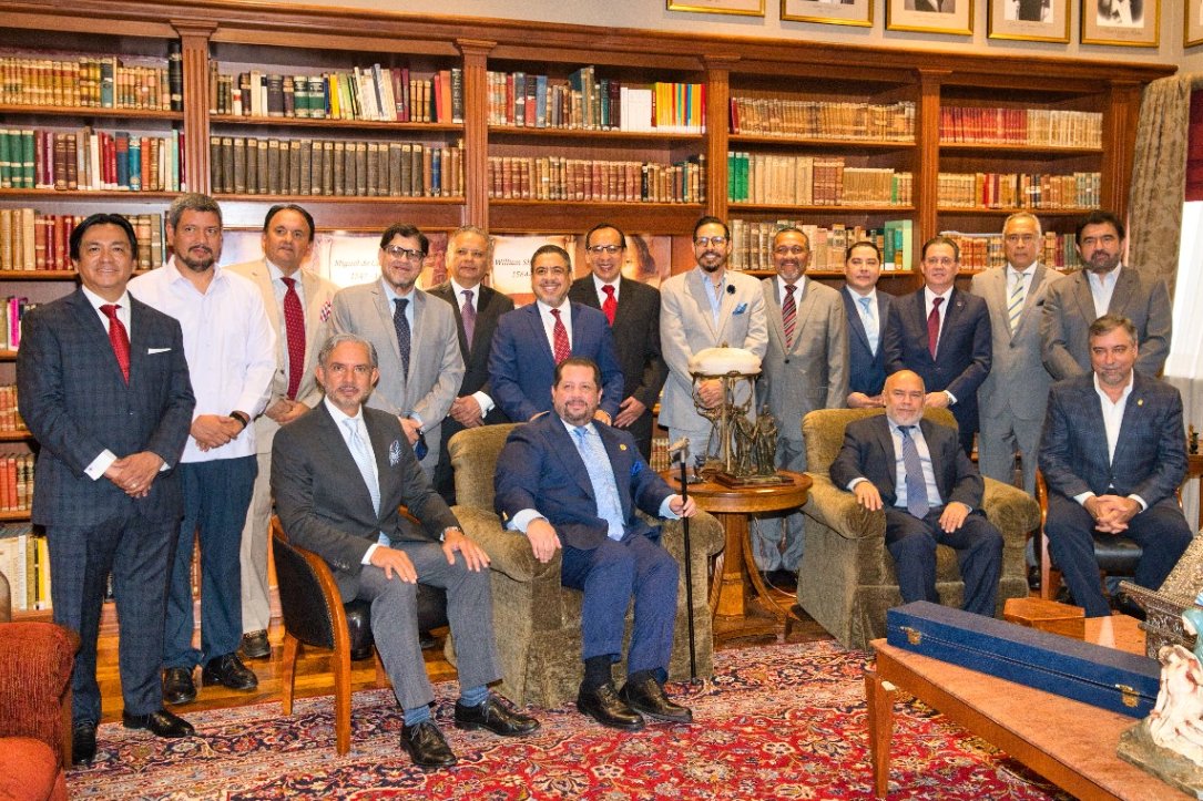 LaCofradiaPerla's tweet photo. Foto Anual de La Cofradia de La Perla 
Febrero 11 2022, 
Biblioteca Club de La Union 
Sentados:
Ing Jose Pileggi, Ec Jaime Franco, Cpa Carlos Cueva, Crnel Martín Cucalón
(1/2) https://t.co/syXRf6aPmf