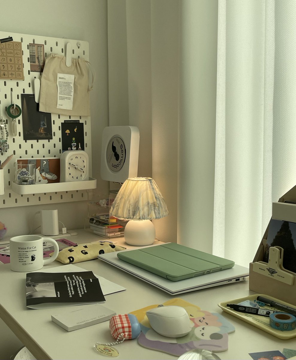📍방 아이템들 정리 타래 
(물어보신 것 위주로 간략하게 적을게요)

1. 책상 
- 데스커 빌트인 콘센트 1200
- 이케아 스코디스 페그보드
- 콜렉토그라프 페이퍼 오거나이저
- 비믹스 탁상시계
- cdp: 에듀플레이어+아이패드 거치대
- 히히클럽 마우스패드
- 챈초이 램프 fog
- 이케아 스바스프 정리함