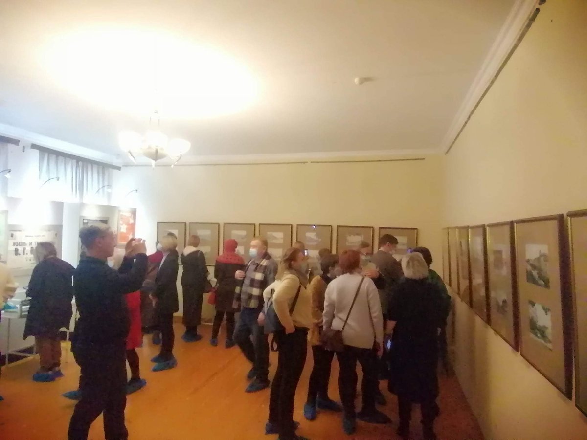 Вчера в нашем музее открылась выставка "Вчерашнее далёко".
Тула и Крапивна 60-70-х гг.
Для многих - воспоминание о детстве и юности.
Атмосфера на открытии - все свои)).
Истфак, музейщики, коллекционеры. 
Люди шестидесятых.))
Немного винила. Ностальгии... 
m.facebook.com/story.php?stor…