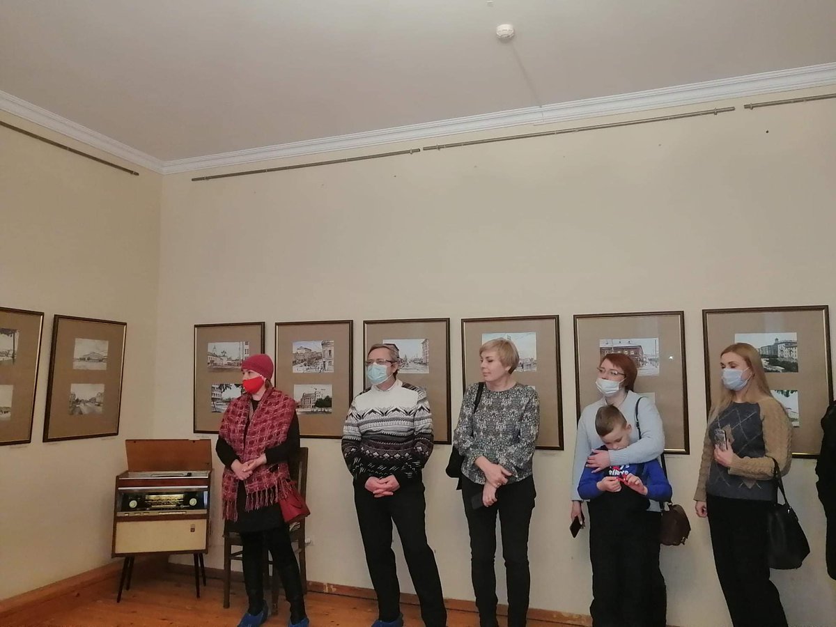 GradKrapivna's tweet photo. Вчера в нашем музее открылась выставка "Вчерашнее далёко".
Тула и Крапивна 60-70-х гг.
Для многих - воспоминание о детстве и юности.
Атмосфера на открытии - все свои)).
Истфак, музейщики, коллекционеры. 
Люди шестидесятых.))
Немного винила. Ностальгии... 
https://t.co/wefvjHCOhp https://t.co/8ZKwSuBa2R