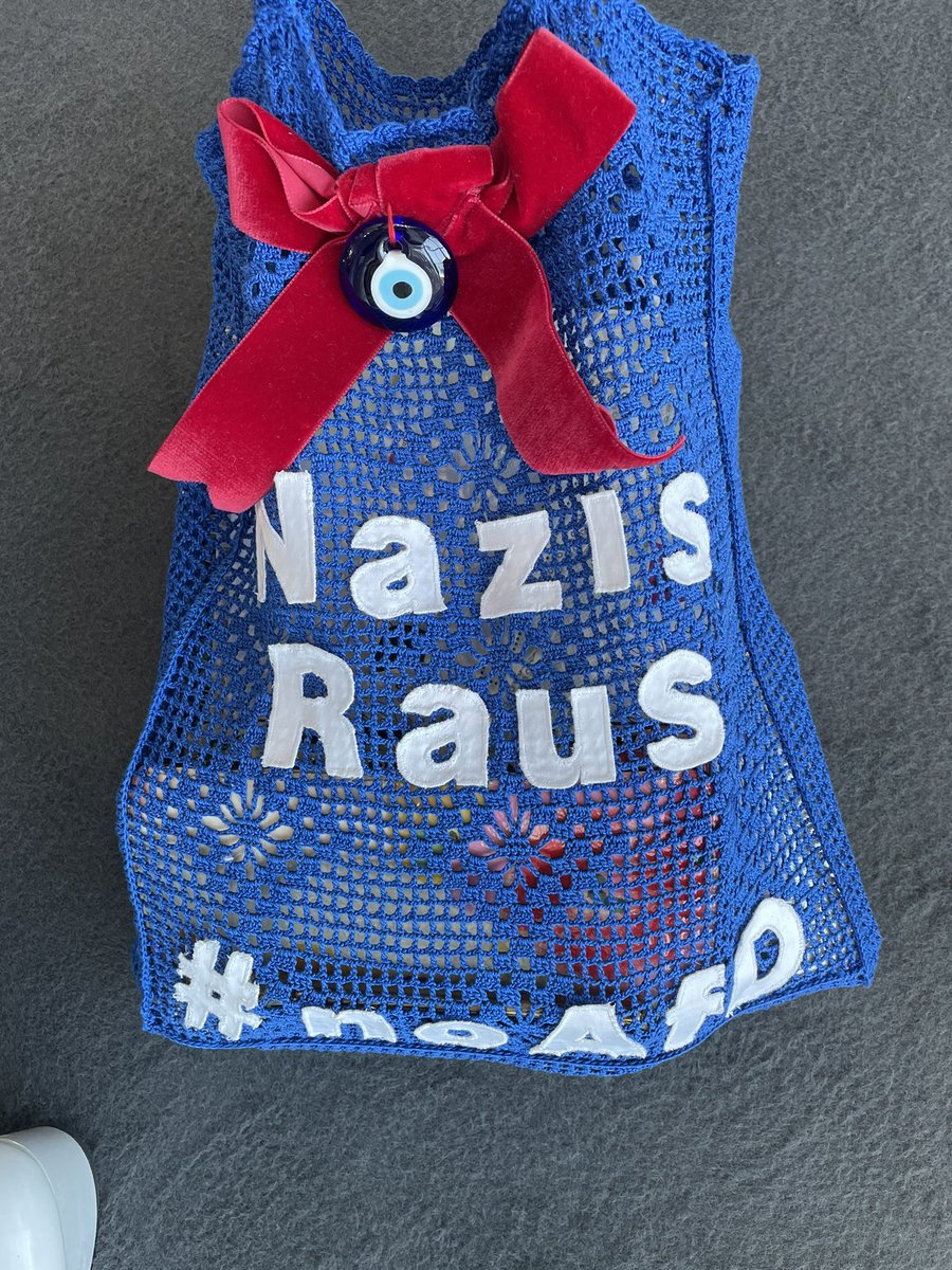 LadyBitchRay1's tweet photo. Meine #Demokratie heute war, dass ich meine #NazisRaus &amp; #noAfD -Tasche beim Bundestag in die Garderobe bringen musste nachdem mich von Storch &amp; Co verfolgt &amp; sich darüber beschwert haben. Aber haben sich zumindest genau die richtigen Leute davon angesprochen gefühlt https://t.co/vy9jfGkbc0
