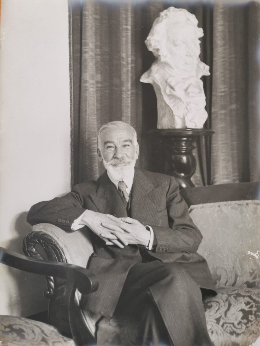 CiraMorote's tweet photo. Mi bisabuelo Francisco Morote Greus, con la pieza original de Benlliure en la que se basa la estatuilla de los #PremiosGoya, en una foto tomada en diciembre de 1942, en el despacho del director del Instituto Luis Vives de Valencia.❤❤❤ https://t.co/vLQDwUJbHc
