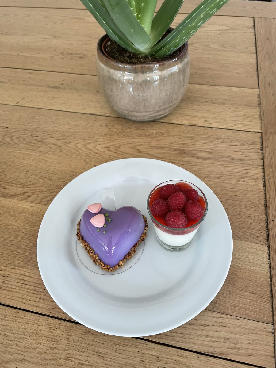 Saphoooo's tweet photo. Petit déjeuné (ou dessert) classique dans cette maison
#lemiam façon @NeelaDbD https://t.co/0nGqrk4dib