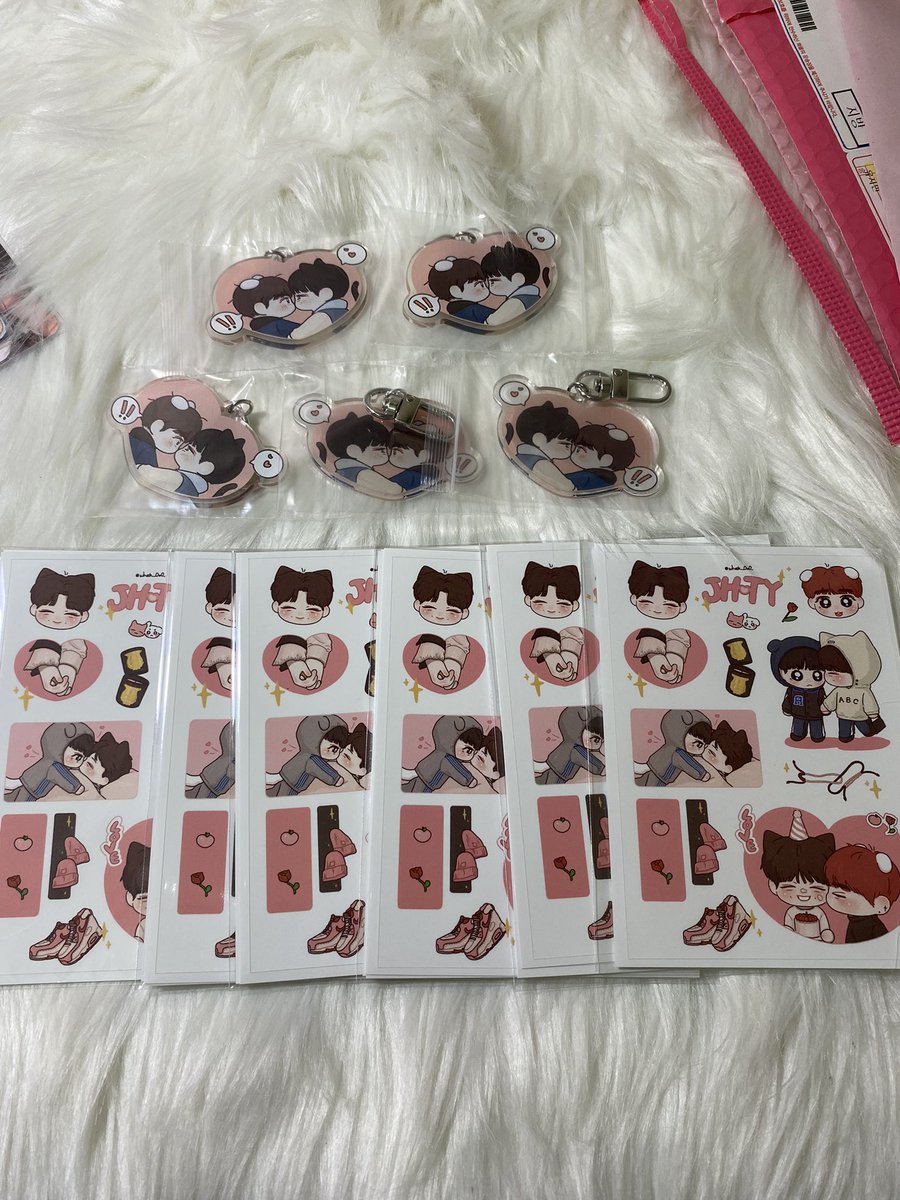 michicklit's tweet photo. @what__0o0_  

I received the goods in Vietnam, the sticker and keyring are very nice.  thank you for selling it ❤️‍🔥❤️‍🔥❤️‍🔥 https://t.co/a4UTfTlQZX
