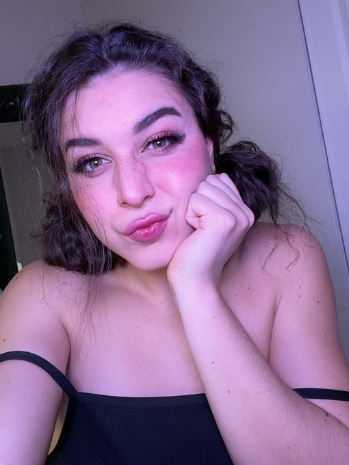 So ive been asked multiple times now&hellip; but no i dont have lip fillers haha, just those colombian genes