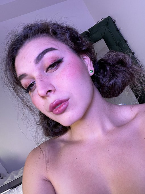 So ive been asked multiple times now&hellip; but no i dont have lip fillers haha, just those colombian genes