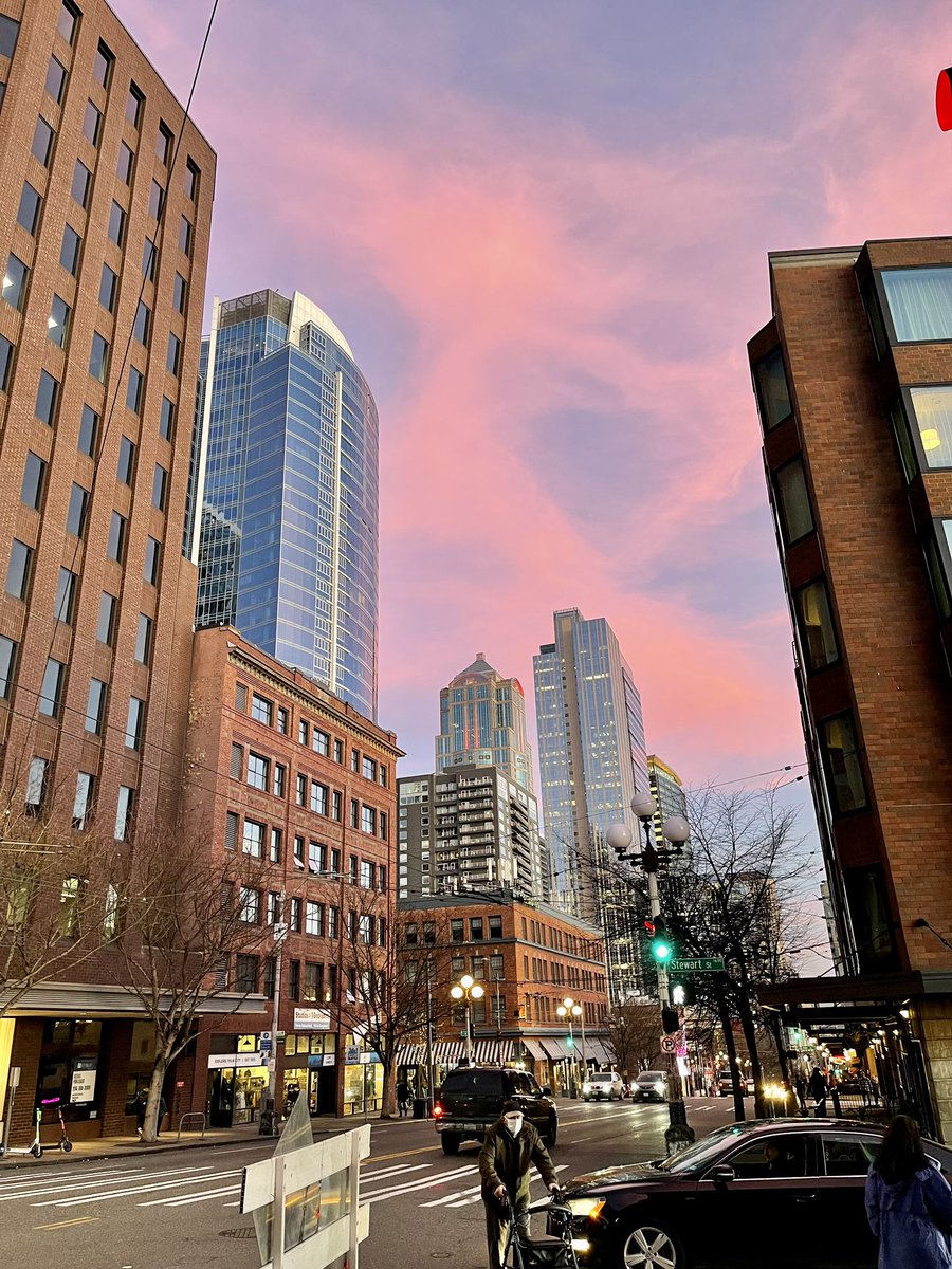 LornaKneeland's tweet photo. Walking to dinner and saw this π #seattle #downtown #lepichet https://t.co/iIyLlABc1h