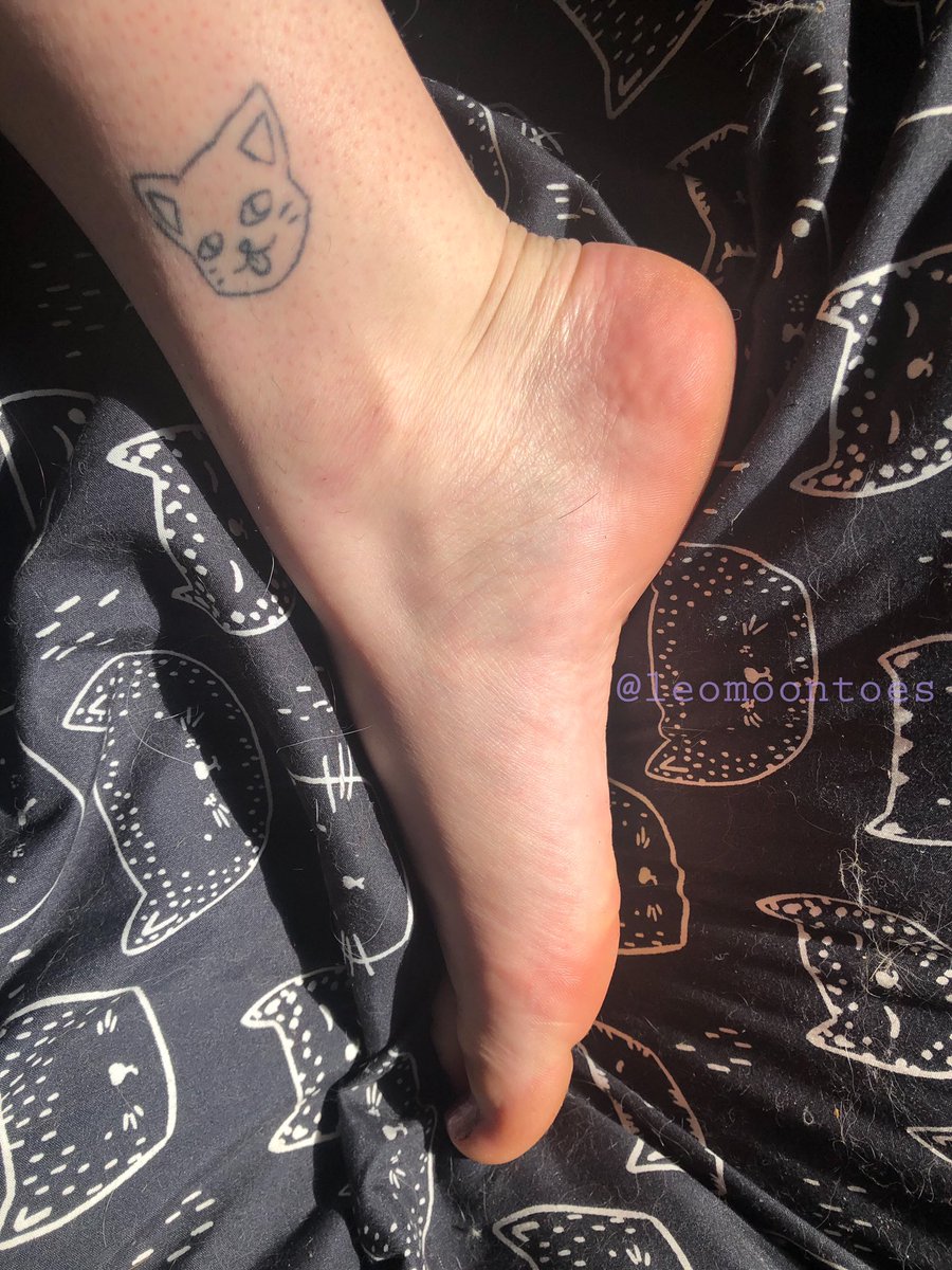 leomoontoes's tweet photo. a goddess in the sun. ☀️ 

now open your mouth. 🧚🏻‍♀️💖

• findom • finsub • footgoddess • foot fetish • tattooed feet • toes • paypig • foot worship • https://t.co/7qEA1wxBd8