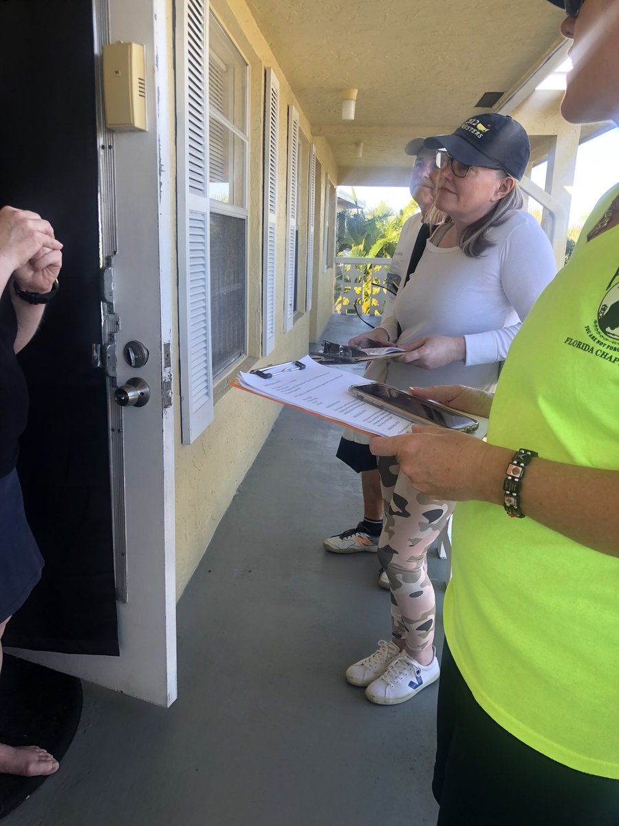 Alexa_Amor_'s tweet photo. First Saturday canvassing with our volunteers and we managed to get petitions signed and two more REPUBLICAN registrations! Did we mention we recruited new volunteers to our team? What a day!🙌🏻 #LeadRight #TeamFlorida #FloridaVictory #KeepFloridaFree https://t.co/6S9actPz4l