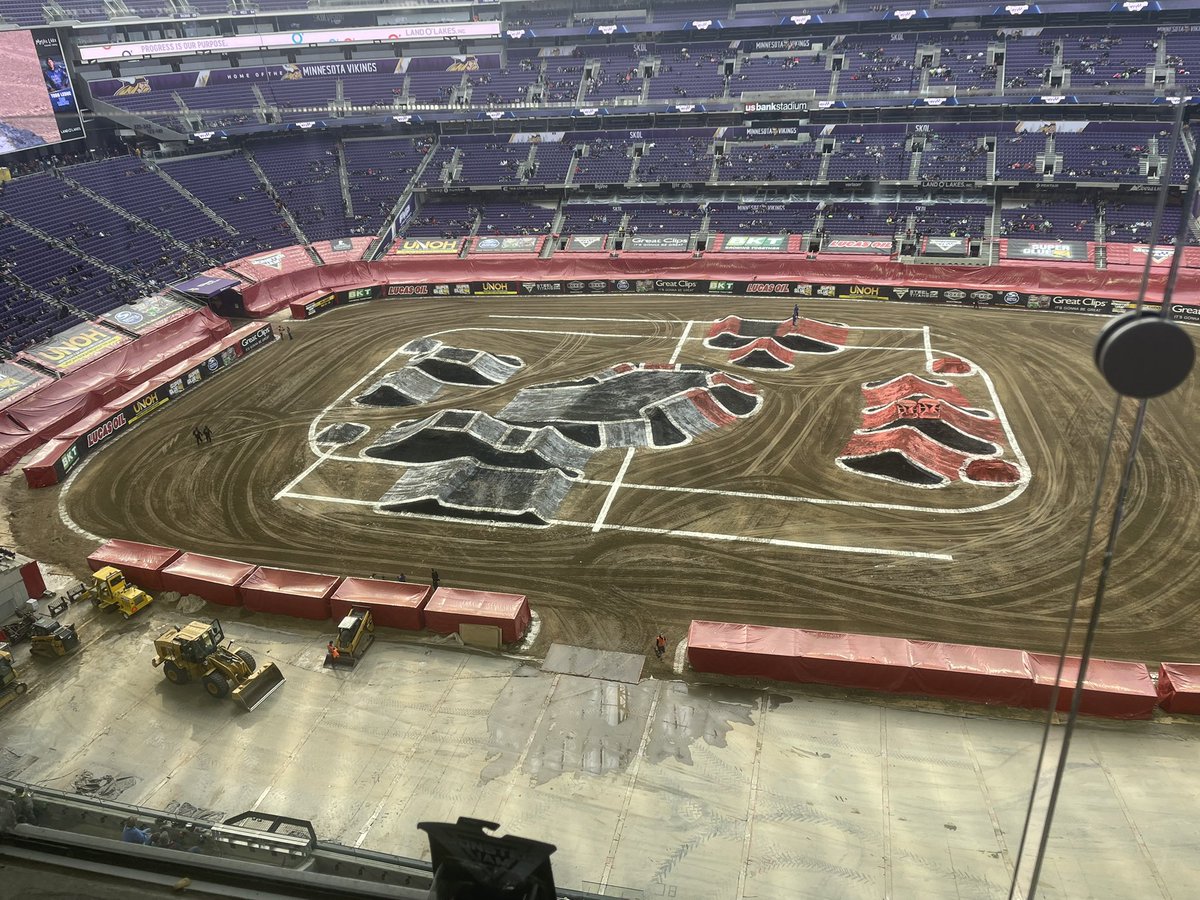 89turtle's tweet photo. First event for the three of us! Let’s go @CynthiaGauthier #MonsterJam https://t.co/9J19VvorKS
