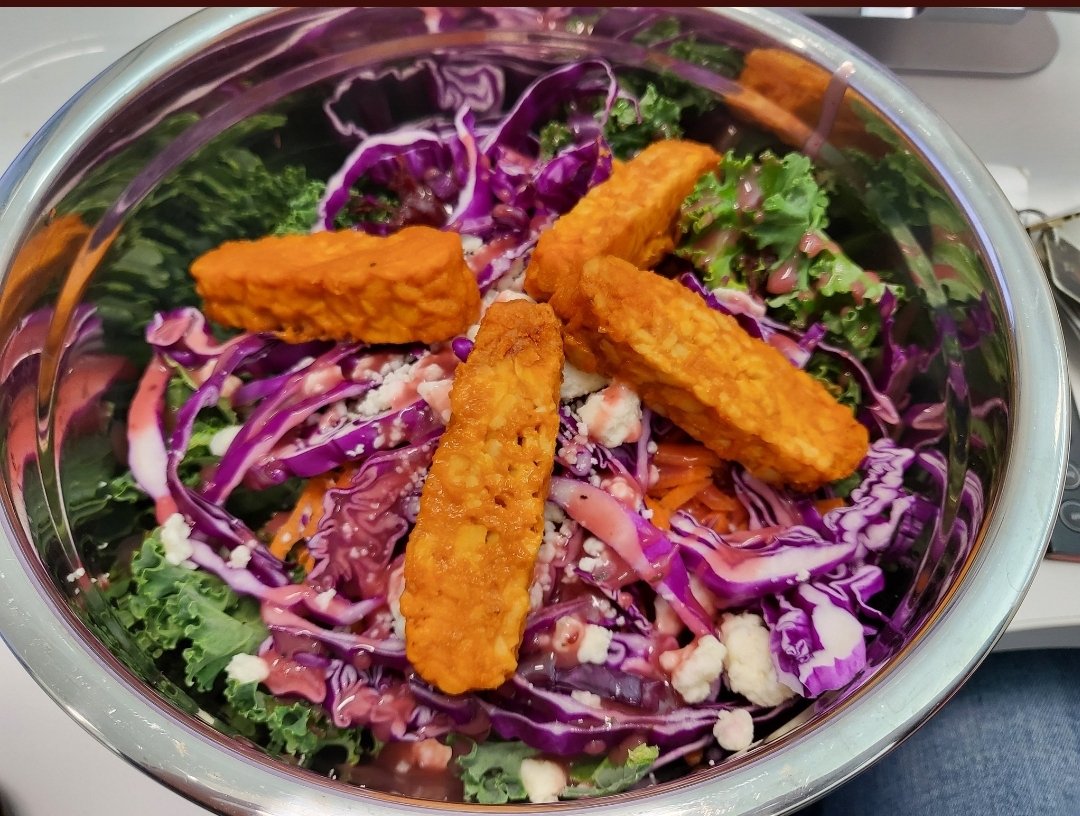 SUBMISSION #19 from @LBrCleary 

8/10 

Summery, vibrant, flavourful, nutritious. Particuarly delighting in boldness of the orange/buffalo tempeh to give dish a nice kick. Open question on whether there is ample greenery relative to other ingredients. 
#vegan #ratemyveganplate