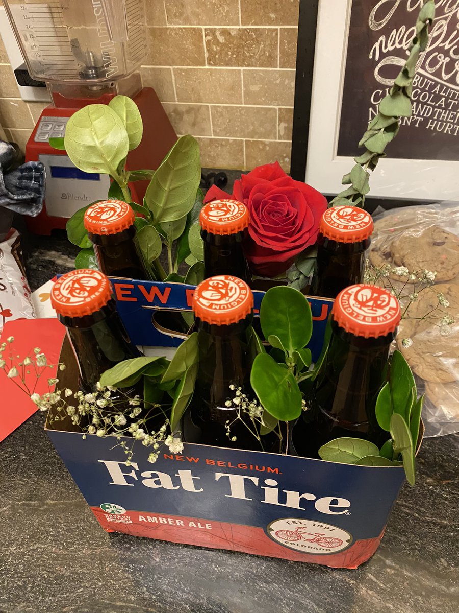 cassiegeorge33's tweet photo. Every year I see tweets that are like “but what’s the man equivalent of a bouquet of flowers??” 

LADIES

BEERQUET https://t.co/THezoWAwCN