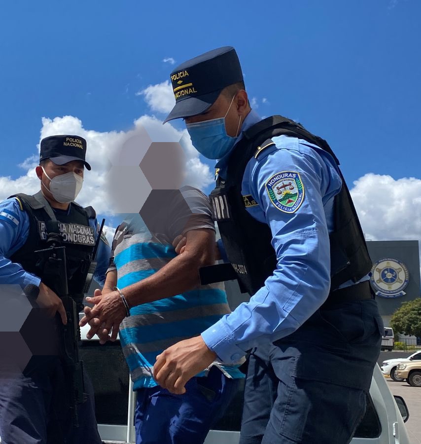 dpi_honduras's tweet photo. #ResultadoDeImpacto👮🏻♂️🚔🚨
Con el propósito de dar respuesta a un hecho criminal reportado en la capital, arrestamos de manera flagrante a ciudadano que durante una discusión por fútbol le dio muerte a un sexagenario en #Tegucigalpa #FranciscoMorazán #AsíReducimosLaImpunidad https://t.co/rVBkoIhBik
