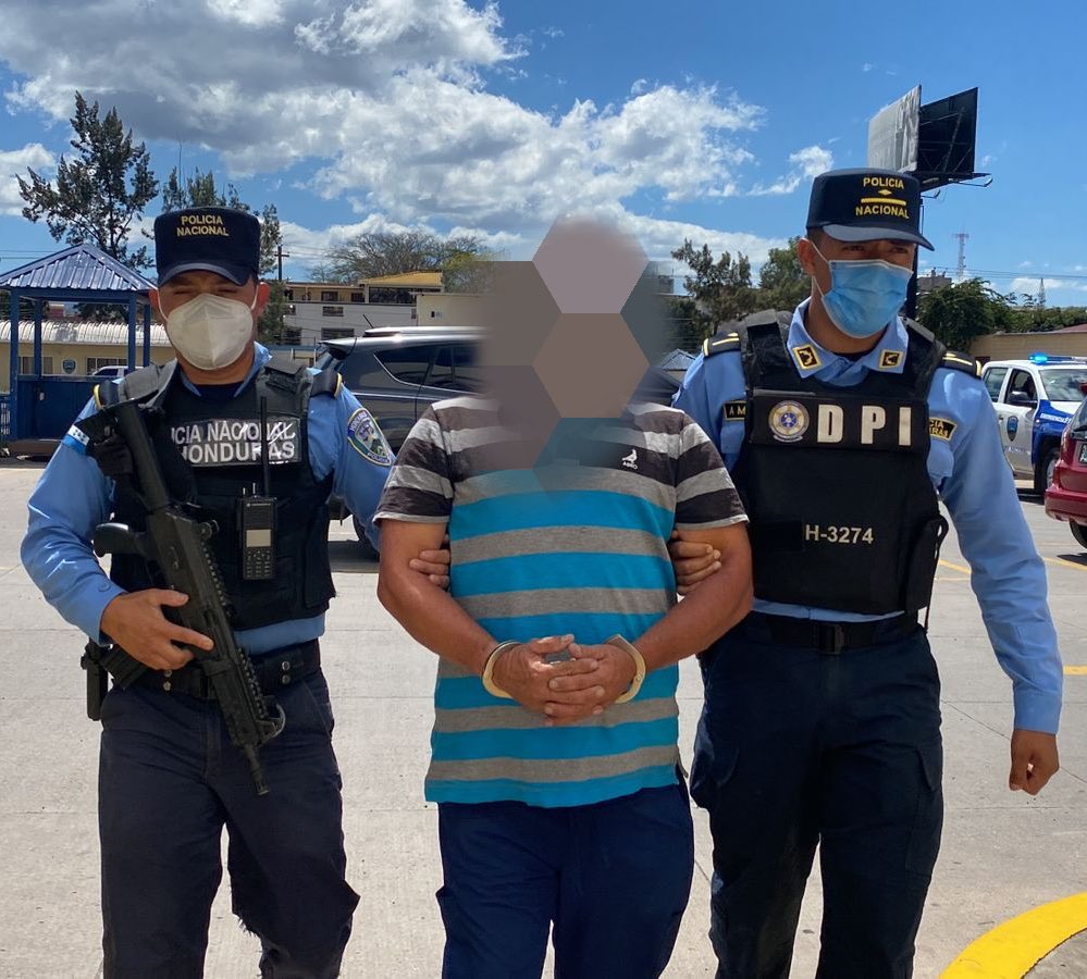 dpi_honduras's tweet photo. #ResultadoDeImpacto👮🏻♂️🚔🚨
Con el propósito de dar respuesta a un hecho criminal reportado en la capital, arrestamos de manera flagrante a ciudadano que durante una discusión por fútbol le dio muerte a un sexagenario en #Tegucigalpa #FranciscoMorazán #AsíReducimosLaImpunidad https://t.co/rVBkoIhBik