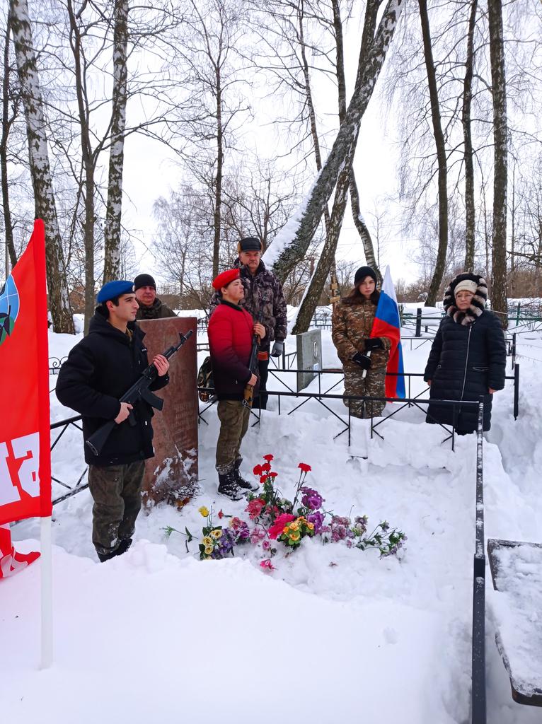Члены клуба "Наследники Победы" при Ново-Ревякинском СДК, Ясногорское отделение ВООВ "Боевое Братство", юнармейцы
ясногорского р-на  почтили память  А.Чепурина возложением цветов на могилу героя-земляка, погибшего  в республике Афганистан.