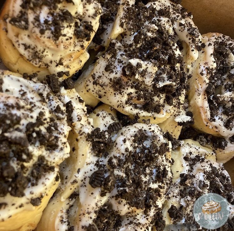 rollintt's tweet photo. The sun did its thing on these rolls cookies and cream rolls 😮‍💨 https://t.co/QcscHjgRzY