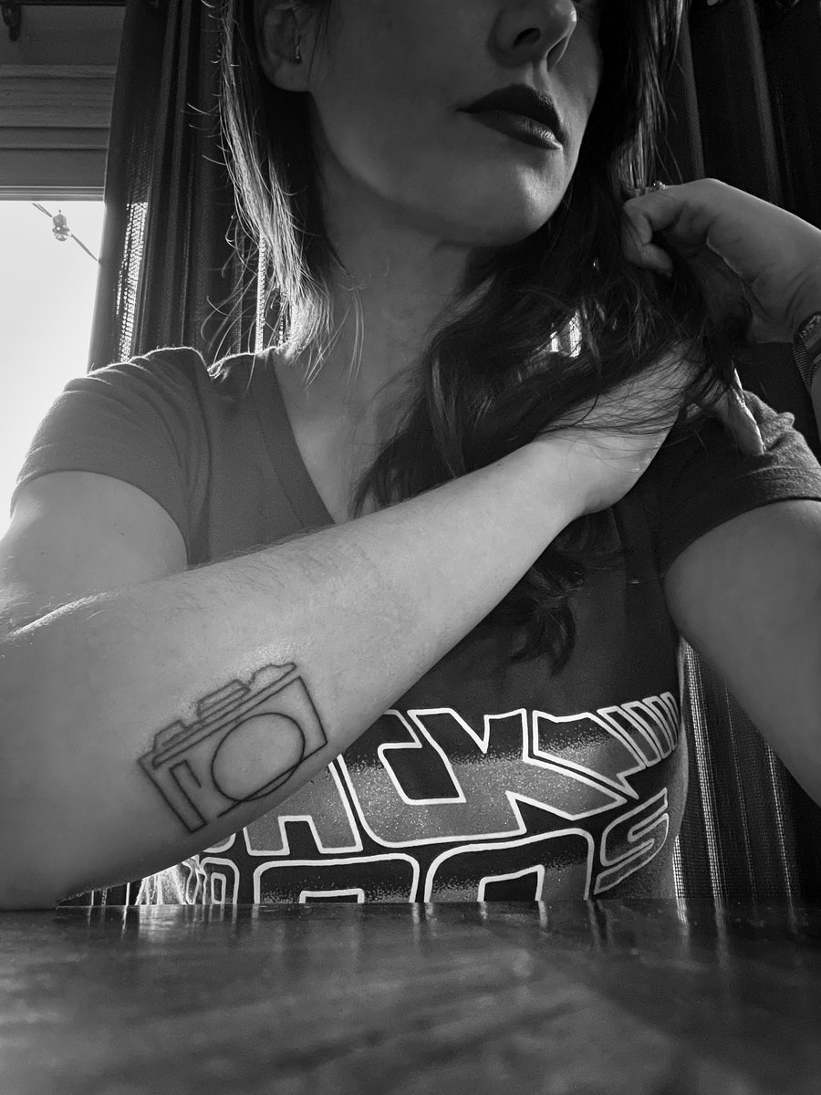 Rawrazaurus's tweet image. My newest tattoo done by the amazing @vesperteen I just realized I never shared this with you guys 🥰