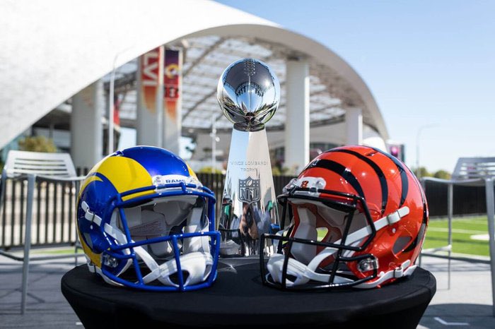 Theta_EKU's tweet photo. Happy Super Bowl Sunday from Delta Upsilon! Who do you think will win tonight? 🏈💙💛🧡🖤🏆 https://t.co/VBjH9E8Seh