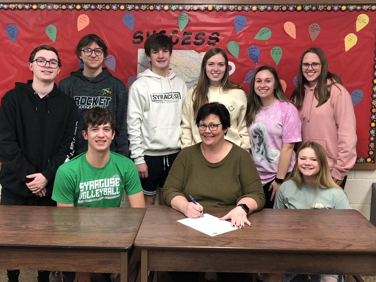 SyracuseFBLA's tweet photo. Mayor Deb Dettmer signed a Proclamation for FBLA Week Feb. 13-19. This week also marks the 50th Anniversary of Syracuse FBLA. @sdarockets @NebraskaFBLA @FBLA_National #fblaweek https://t.co/V7pDqzMPz8