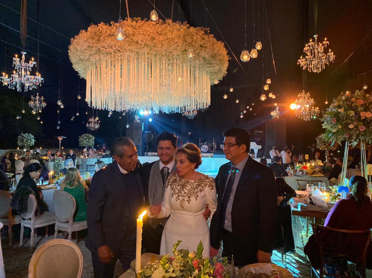 MxM_Puebla's tweet photo. Porque en nuestros corazones existe felicidad, alegría y todos los parabienes con nuestra gran maestra, su esposo y nuestro líder @CiriloSalasH en #Puebla somos #elbistasde❤️❤️
#FelizDomingo https://t.co/aUV7ngSd2y