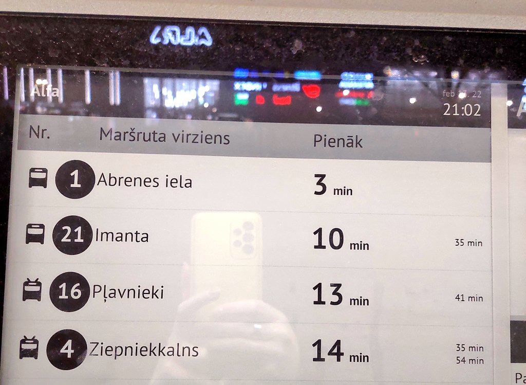 Linciiis's tweet photo. @Rigassatiksme_ 
Hello, atkal es, tad kurš saraksts ir pareizs ? Pieturas ekrāns rāda vēlāku laiku, kāpēc tā ? 
P.s. internetā arī rāda 21:03 😪 https://t.co/a3cBFDgHoO