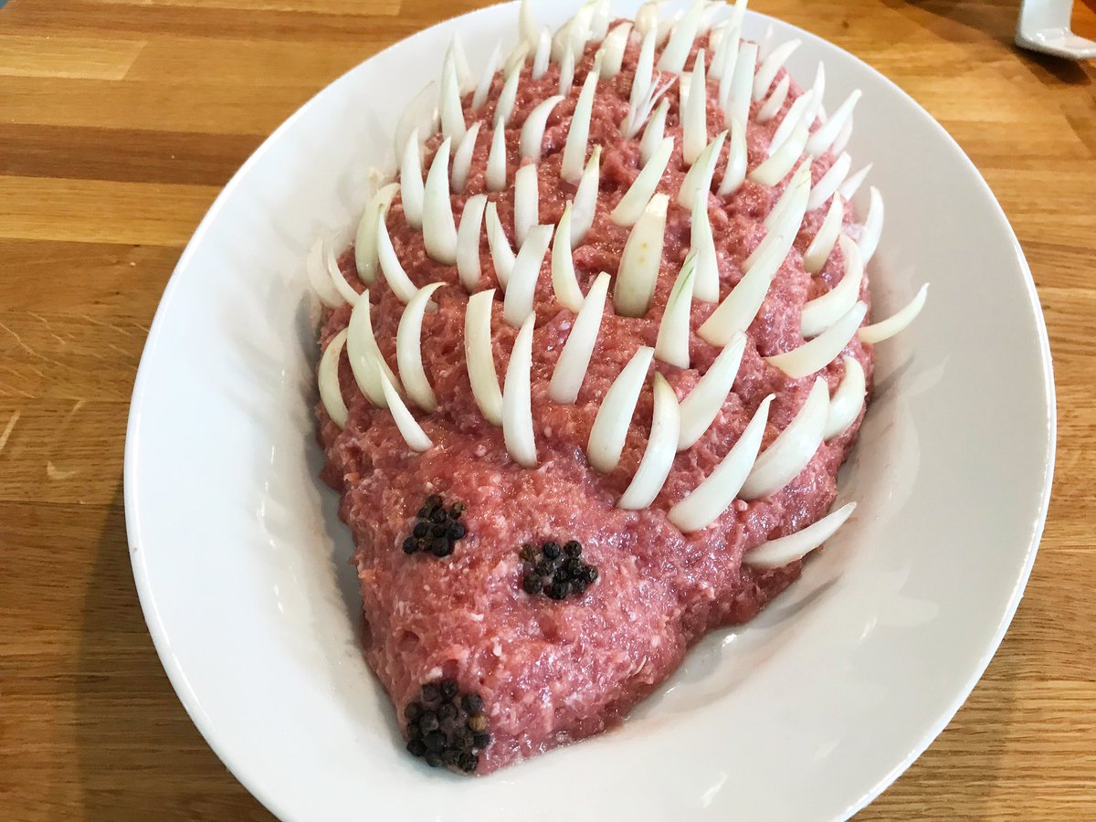 elhotzo's tweet photo. in einem Paralleluniversum heißt der SuperBowl „𝔅𝔲𝔫𝔡𝔢𝔰𝔟𝔞𝔩𝔩“ und die Snacks sehen so aus https://t.co/nRi9RsEOwY