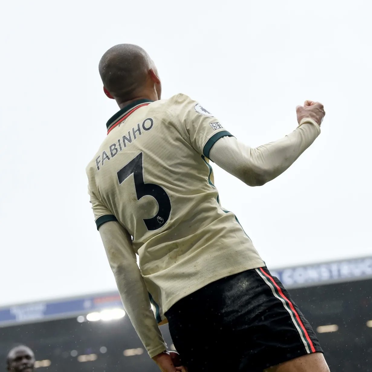 Fabinho comemorando o gol diante do Burnley