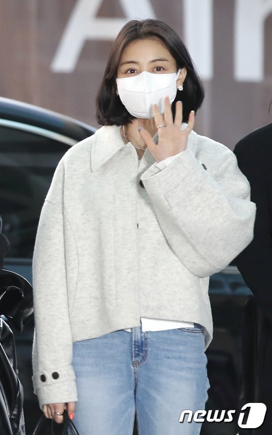 AMAMOS MUITO! O TWICE no Aeroporto Internacional de Incheon no início desta noite indo para os EUA para sua turnê.

Lembrando que Jeongyeon já retornou as atividades com o grupo. Desejamos muita segurança para o grupo! 

HAVE A SAFE FLIGHT
#HaveaSafeFlightTWICE