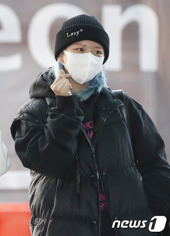 GirlgroupsBR's tweet photo. AMAMOS MUITO! O TWICE no Aeroporto Internacional de Incheon no início desta noite indo para os EUA para sua turnê.

Lembrando que Jeongyeon já retornou as atividades com o grupo. Desejamos muita segurança para o grupo! 

HAVE A SAFE FLIGHT
#HaveaSafeFlightTWICE https://t.co/AQVkcKsxfU