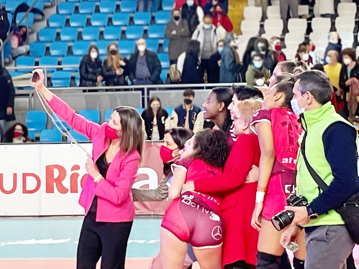 concellodelugo's tweet photo. 🏆👑🏐 Parabén @cvemevelugo 👏👏👏 #Subcampioas da #CopaReinaVB e #Campioas absolutas en loita e entrega.
Grazas por facernos gozar desta festa do volei feminino en #Lugo. Tedes razón, perder así non é perder! 💪 https://t.co/Q5yfgxSy3M