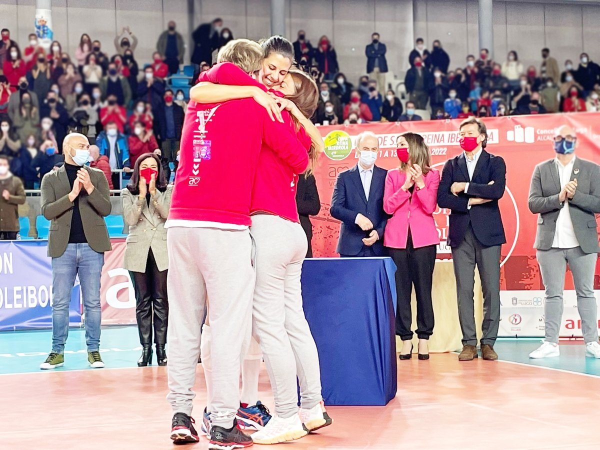 concellodelugo's tweet photo. 🏆👑🏐 Parabén @cvemevelugo 👏👏👏 #Subcampioas da #CopaReinaVB e #Campioas absolutas en loita e entrega.
Grazas por facernos gozar desta festa do volei feminino en #Lugo. Tedes razón, perder así non é perder! 💪 https://t.co/Q5yfgxSy3M