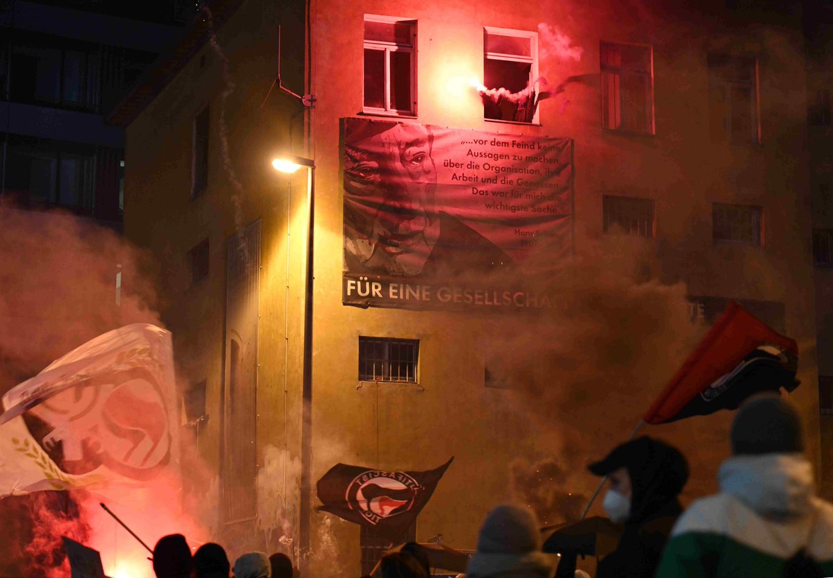 AntifaFrankfurt's tweet photo. Etwa 400 Menschen haben sich gestern an der Demo von @k_einzelfall anlässlich des "NSU 2.0"-Prozessbeginns beteiligt. Die Demo zog vom Holzhausenpark zum Polizeipräsidium und anschließend zum Ersten Polizeirevier an der Zeil. Kurzbericht: https://t.co/ilY5bv2BUc #ffm1202 https://t.co/W4ijZx1emu