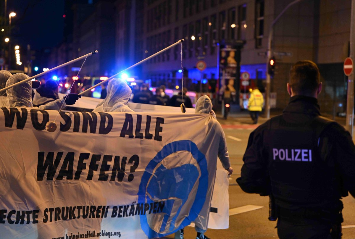 AntifaFrankfurt's tweet photo. Etwa 400 Menschen haben sich gestern an der Demo von @k_einzelfall anlässlich des "NSU 2.0"-Prozessbeginns beteiligt. Die Demo zog vom Holzhausenpark zum Polizeipräsidium und anschließend zum Ersten Polizeirevier an der Zeil. Kurzbericht: https://t.co/ilY5bv2BUc #ffm1202 https://t.co/W4ijZx1emu