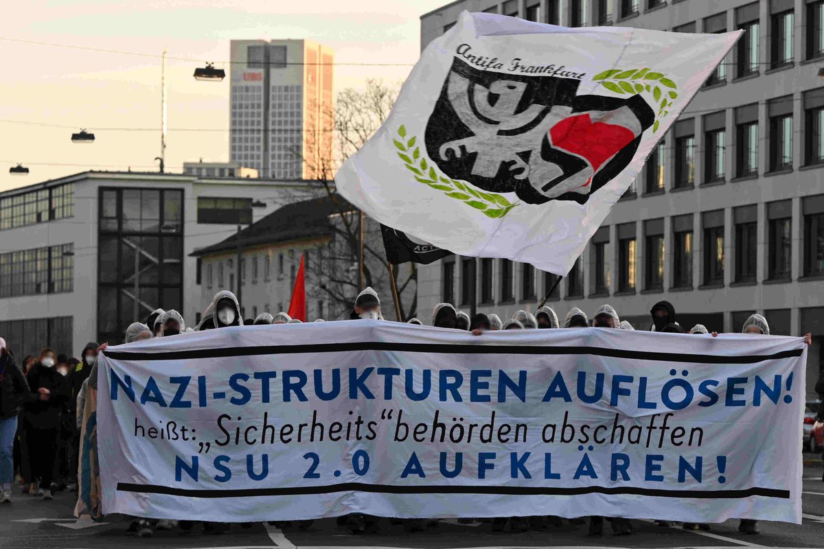 AntifaFrankfurt's tweet photo. Etwa 400 Menschen haben sich gestern an der Demo von @k_einzelfall anlässlich des "NSU 2.0"-Prozessbeginns beteiligt. Die Demo zog vom Holzhausenpark zum Polizeipräsidium und anschließend zum Ersten Polizeirevier an der Zeil. Kurzbericht: https://t.co/ilY5bv2BUc #ffm1202 https://t.co/W4ijZx1emu