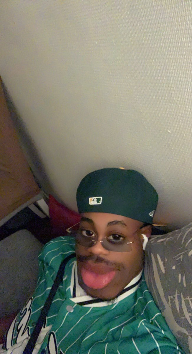 GloryGlo300's tweet photo. Hier j'étais le bon coco jojo de la soirée 🥝 https://t.co/oCgm52XFtf