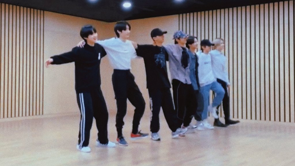 Duckmrx's tweet photo. our answer is enhypen. ♡ https://t.co/tMrRW9eWzF