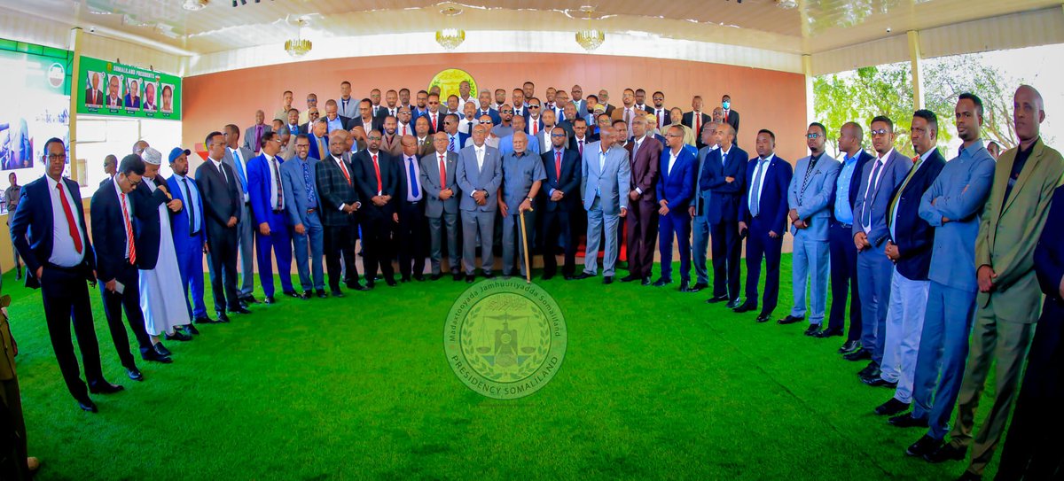 GuleidJ's tweet photo. It seems the leaders of Somaliland are not aware of (or do not care about) the drought and are having excellent meals paid from the taxpayers' money. In contrast, hundreds of thousands of taxpayers need water. Why are you wasting their money? https://t.co/BDT7HJHXNO