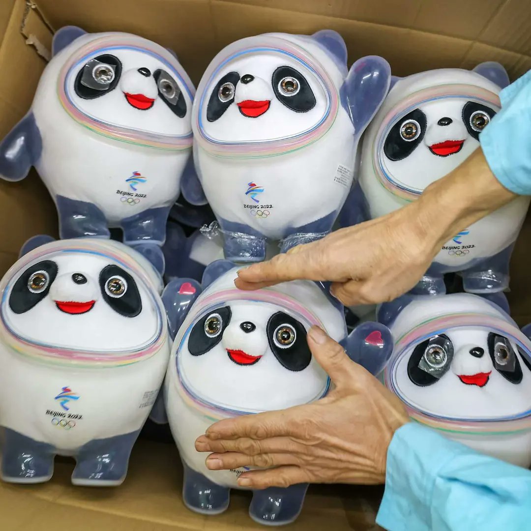 MascotFanPe's tweet photo. 🚨 CUIDADO. Imágenes susceptibles.

Conoce cómo se fabrica #BingDwenDwen, la mascota de los Juegos Olímpicos de Invierno #Beijing2022 https://t.co/tbm0gbyYBn