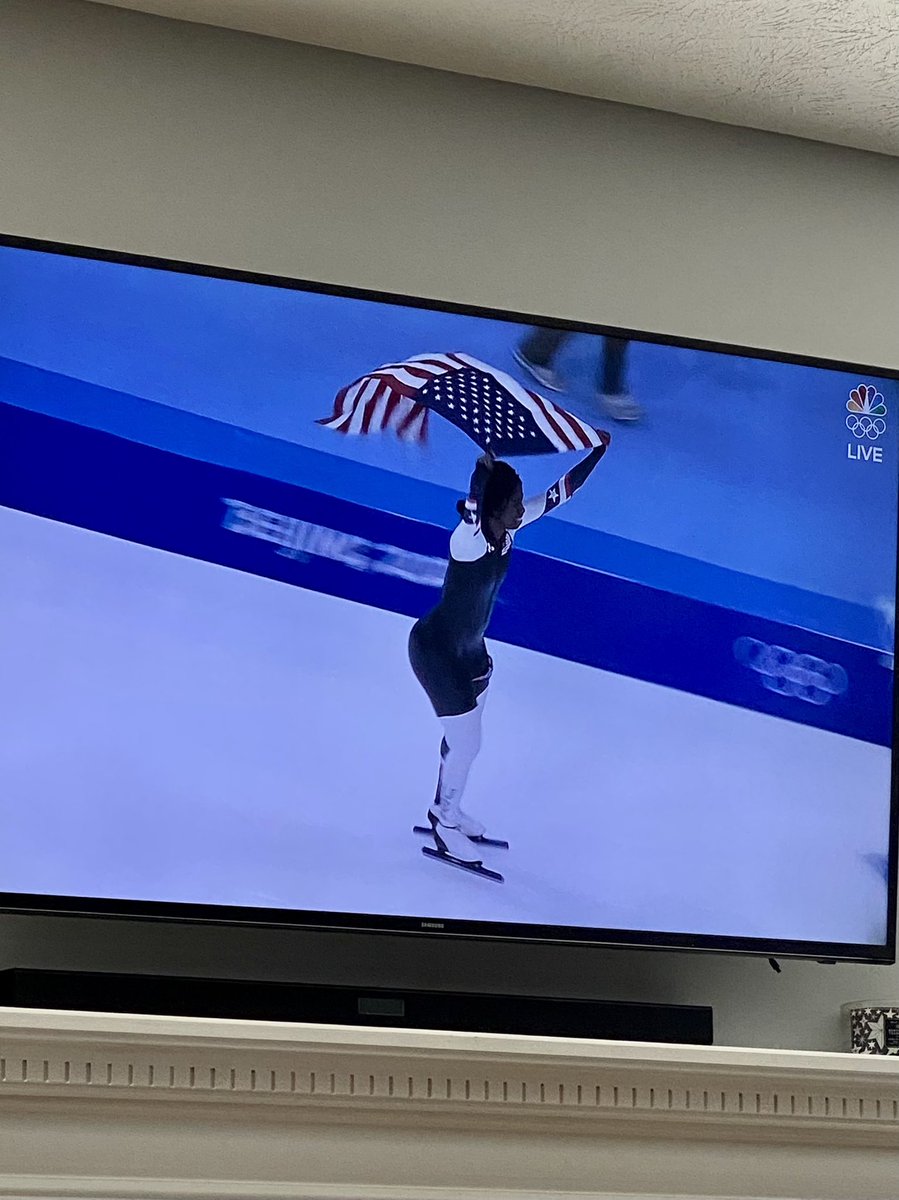 sshelby75's tweet photo. GOLD!!! 🥇🇺🇸 #TeamUSA #SpeedSkaiting #derbygirlsdoitbest #ErinJackson https://t.co/lo6ny3S3ln