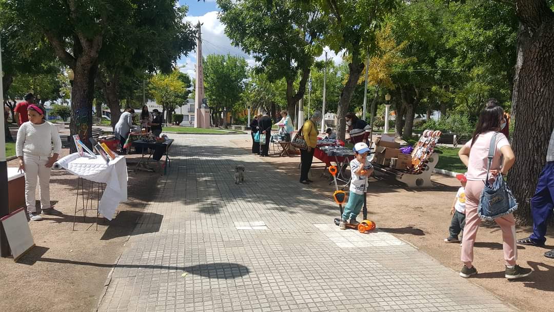 MaraGiudici1's tweet photo. Feria de emprendedores de CASUPA.
Te esperan .
Catalina la emprendedora mas pequeña.
"Mis clientes no compran productos ni servicios, compran HISTORIAS, EMOCIONES, Y MI MAGIA
Tqm ahijada. https://t.co/1kUMWJcJRe