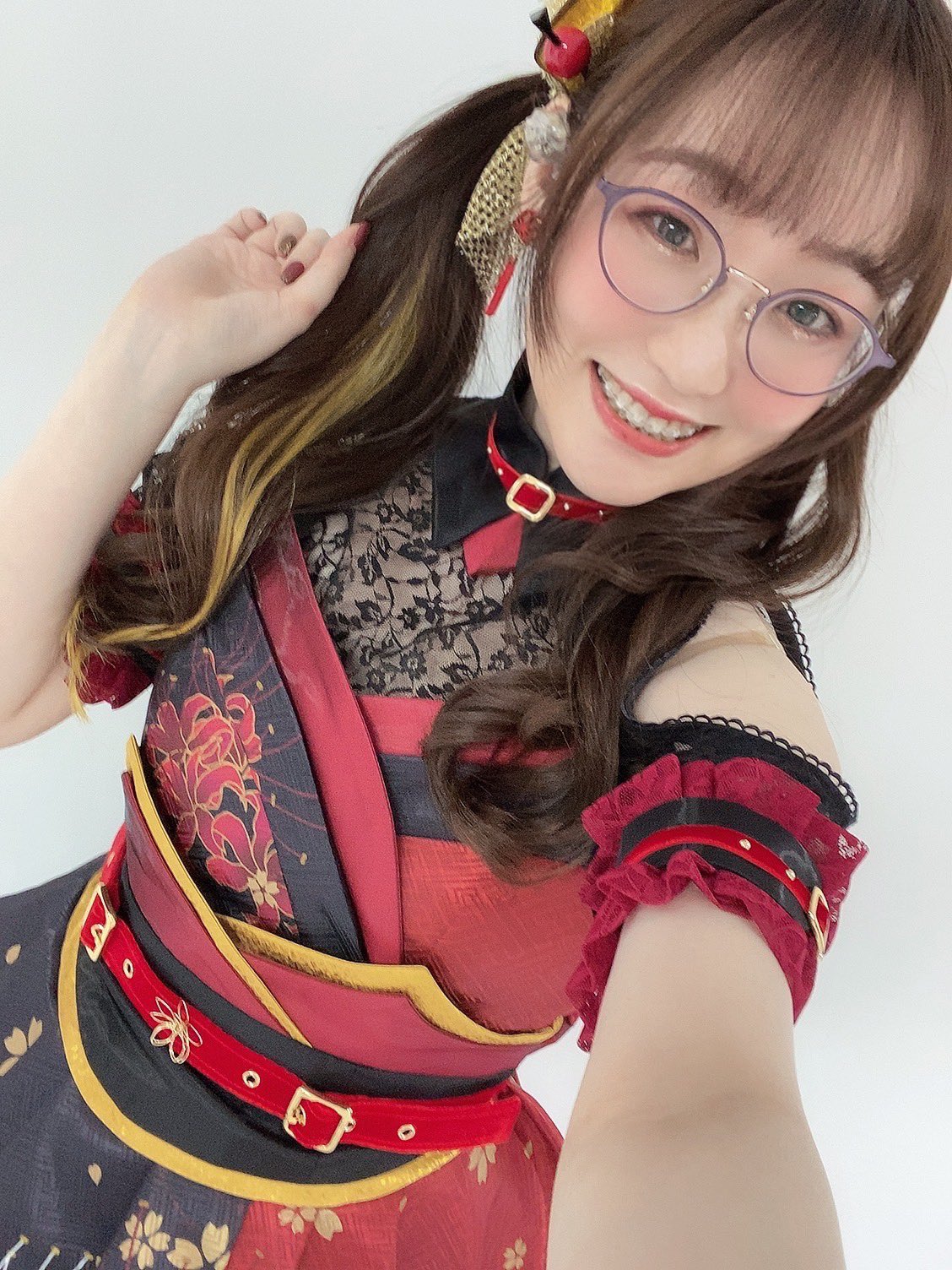 郁原ゆう 衣装もめちゃくちゃ素敵でしょ 肩 と思ったけど つばちゃんさんだから安心してお任せ出来ました シルエットも何もかも最高 素敵 ヘアメイクもすごく工夫してくださって 右に3本 左に6本 簪が刺さっています 加えて持参していただいた金