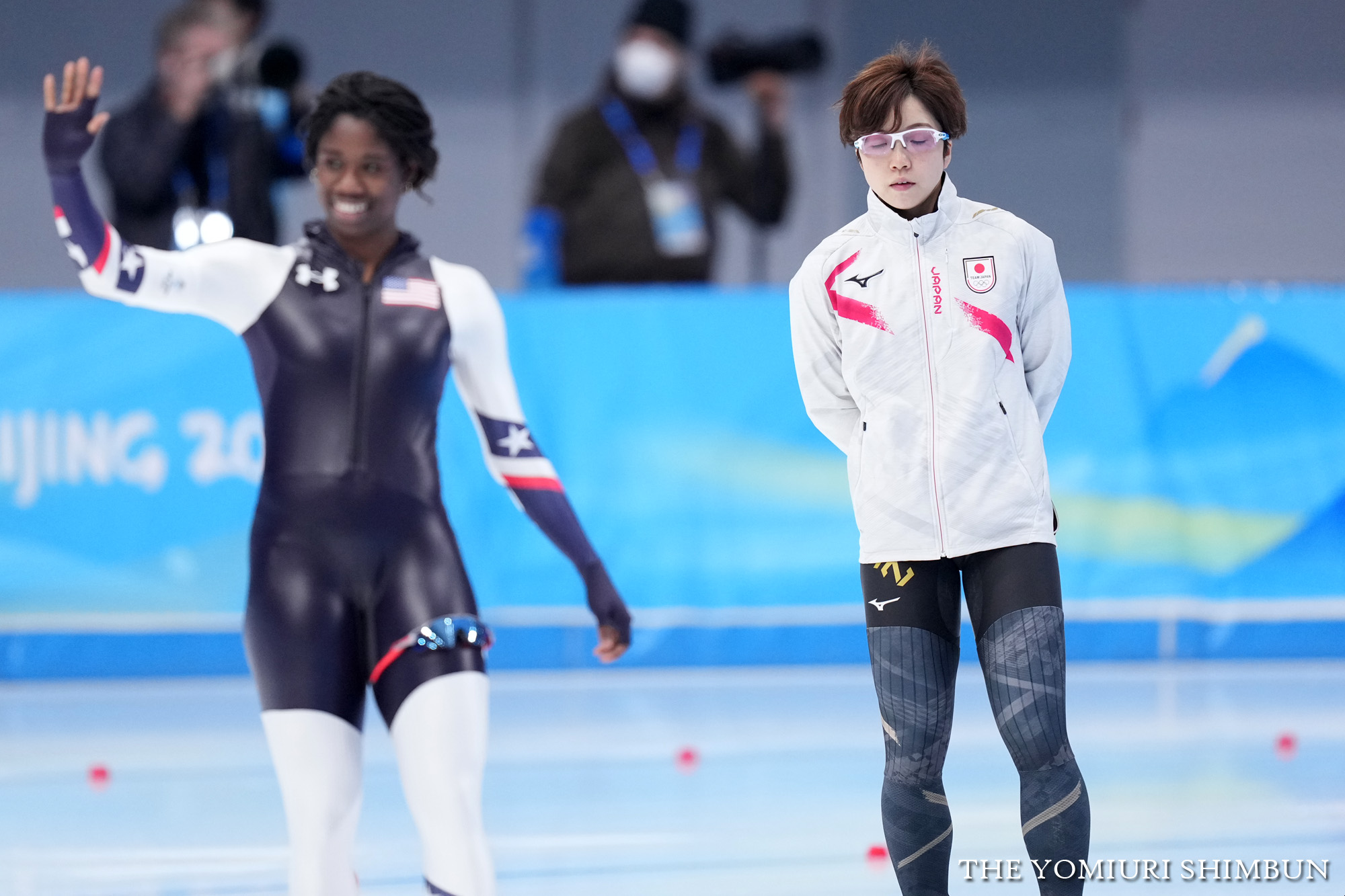 読売新聞 Sportsthemoments スピードスケート女子500ｍ 連覇を狙った小平奈緒は38秒09で17位に終わった レース後 金メダルを獲得したエリン ジャクソンを祝福した 13日 横山就平 伊藤紘二撮影 Beijing22 北京22 写真特集はこちら