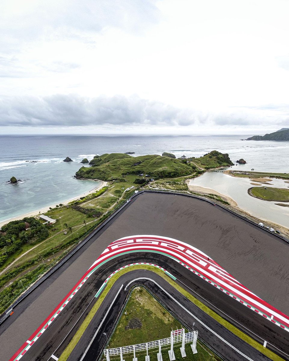 VR46RacingTeam's tweet photo. MotoGP, awesome landscape and nice people, we couldn't have asked for a better plan. Bye bye Indonesia!!! 🤩 

MotogGP, pemandangan yang luar biasa dan penduduk yang baik serta ramah, ini sangat luar biasa dan sangat baik 🇮🇩 

#MooneyVR46RacingTeam #MotoGP #MandalikaTest https://t.co/HWZmTI8aqg